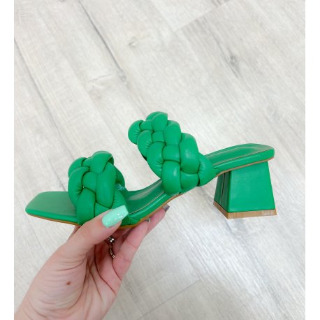 Sandalia trenzada beige y verde